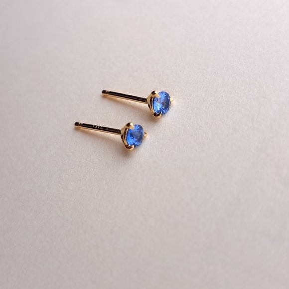 Natural Sapphire Stud Earrings in 14k yellow gold - Picture 5 of 6